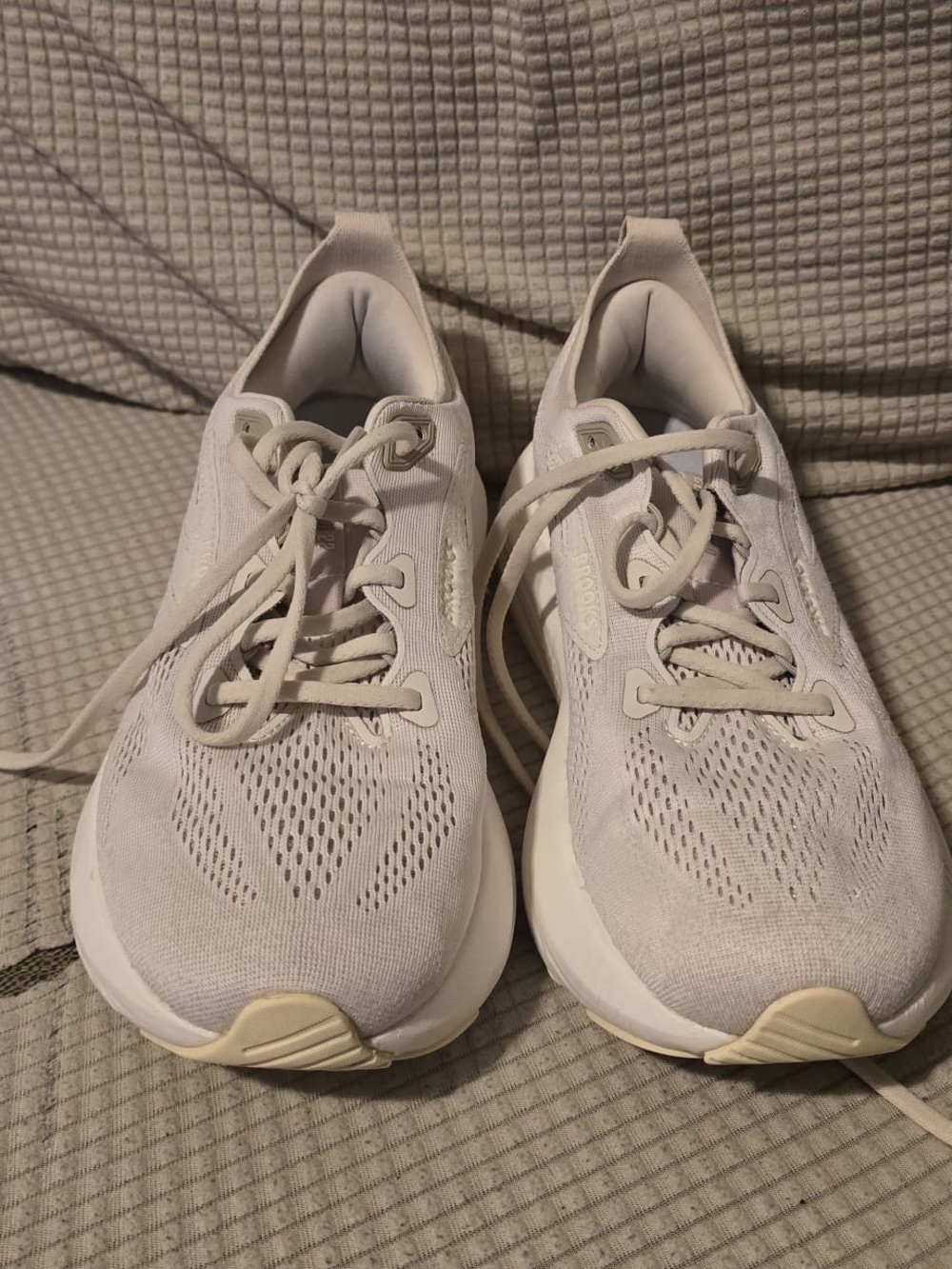 Brooks Women's Athletic Sneakers in Light Beige and Cream